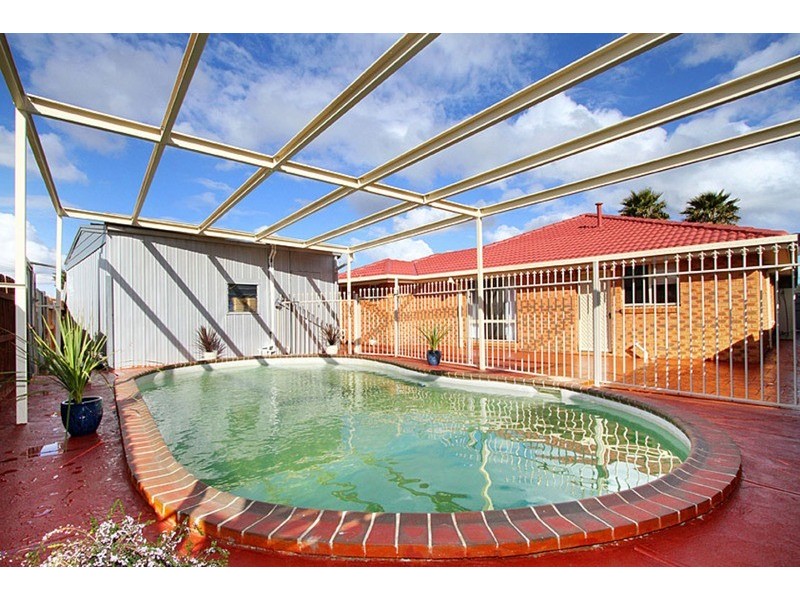 8 Pintail Crescent, Taylors Lakes VIC 3038