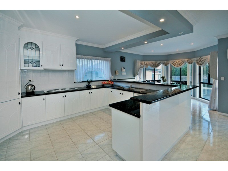 35 McCubbin Drive, Taylors Lakes VIC 3038