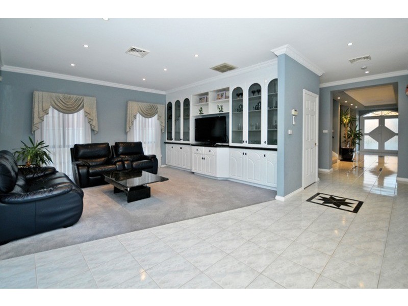 35 McCubbin Drive, Taylors Lakes VIC 3038