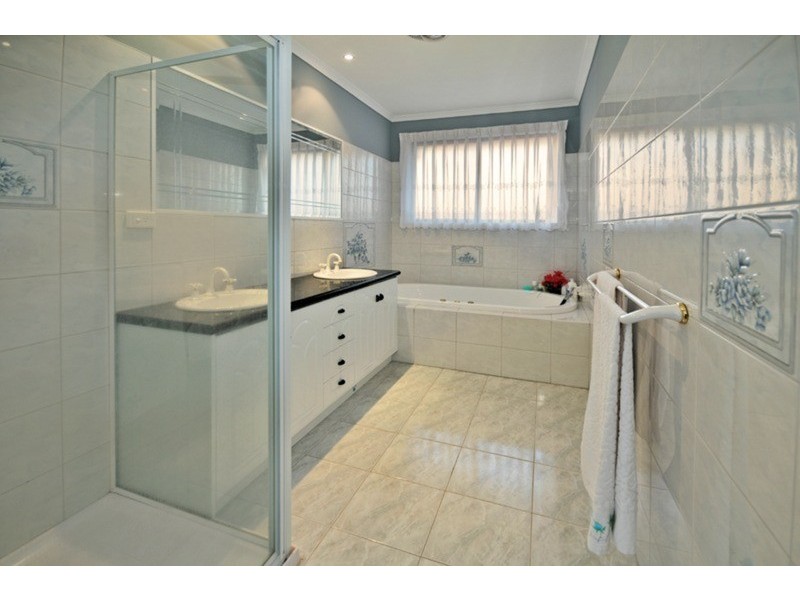 35 McCubbin Drive, Taylors Lakes VIC 3038