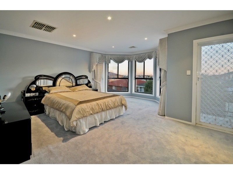 35 McCubbin Drive, Taylors Lakes VIC 3038