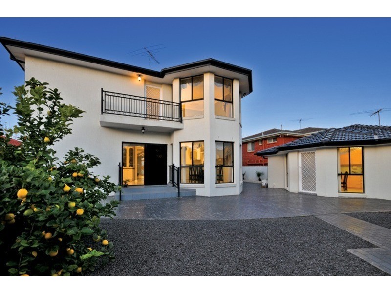 35 McCubbin Drive, Taylors Lakes VIC 3038