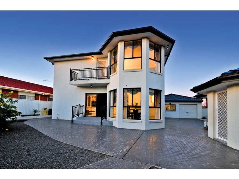 35 McCubbin Drive, Taylors Lakes VIC 3038