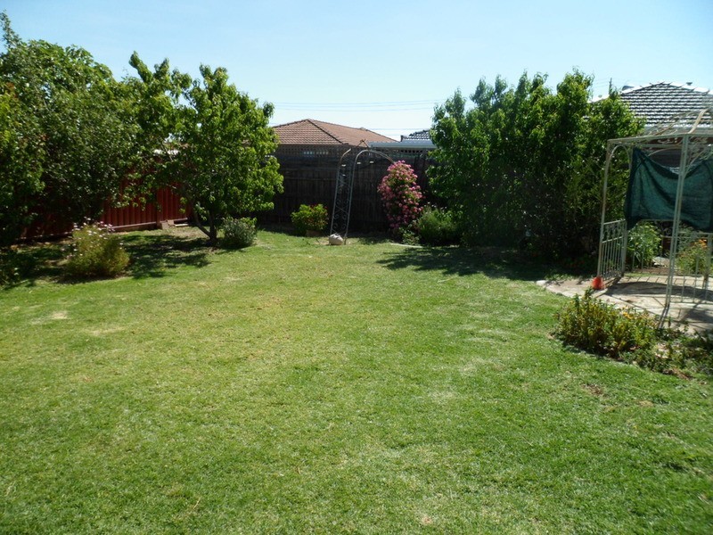 16 Jester Court, Kings Park VIC 3021