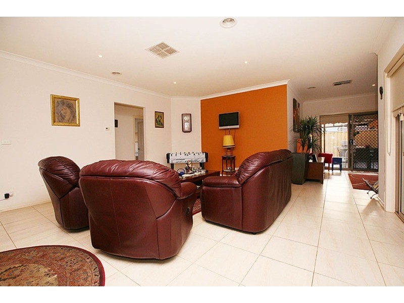 4 Orrong Parade, Caroline Springs VIC 3023