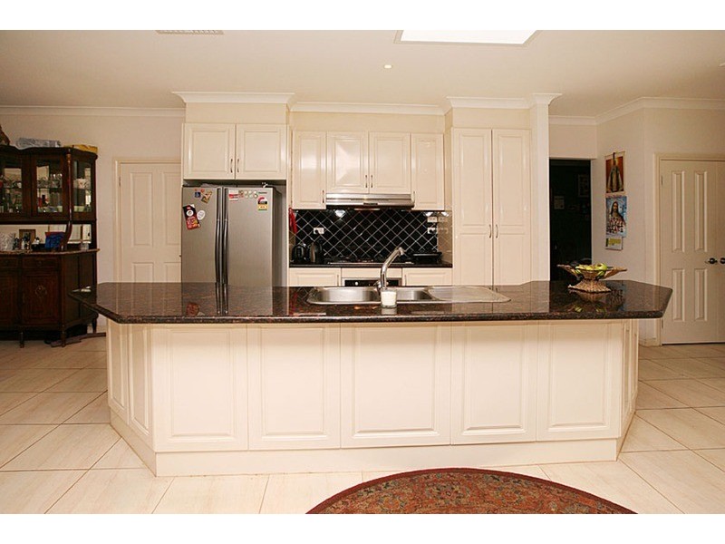 4 Orrong Parade, Caroline Springs VIC 3023