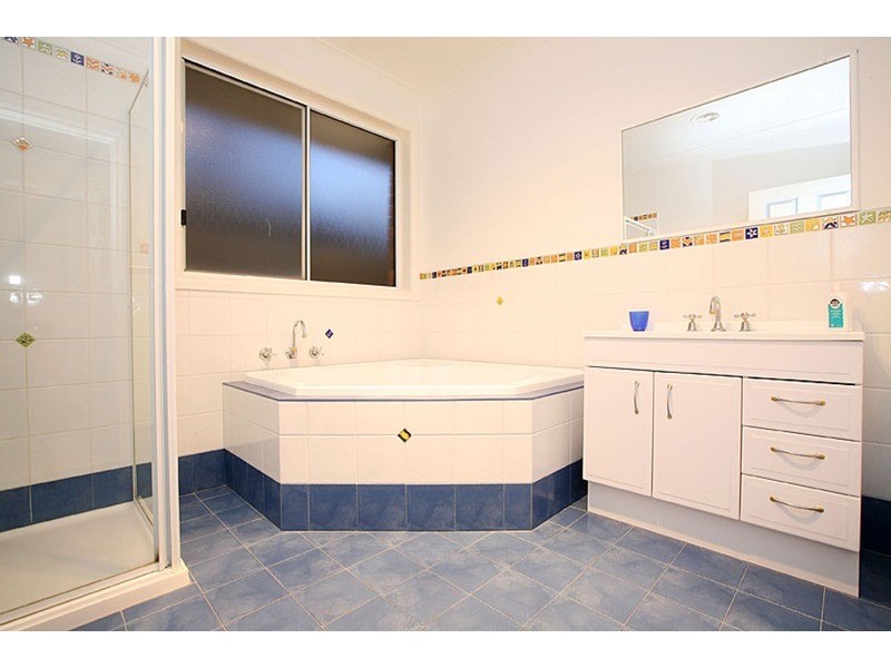 17 Renae Way, Sydenham VIC 3037