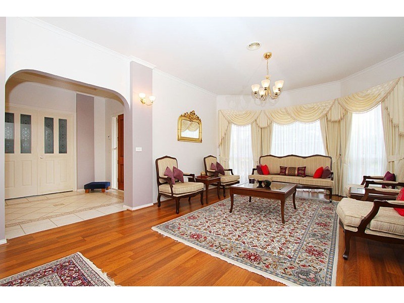 10 Roseberry  Avenue, Keilor Downs VIC 3038