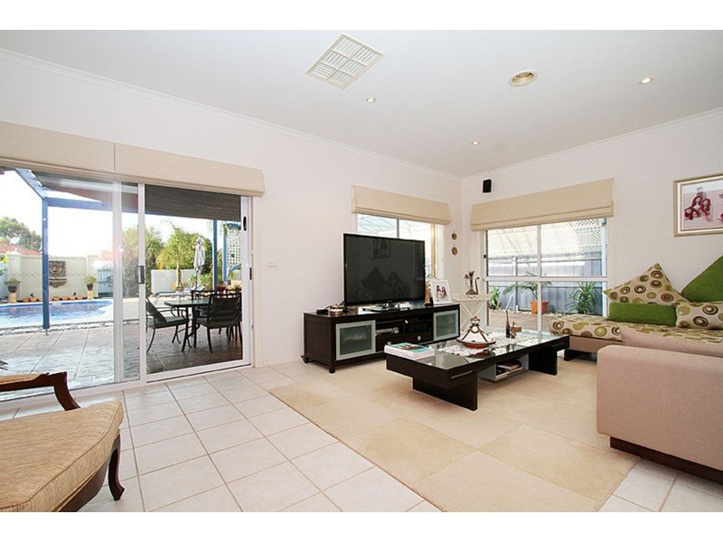 10 Roseberry  Avenue, Keilor Downs VIC 3038