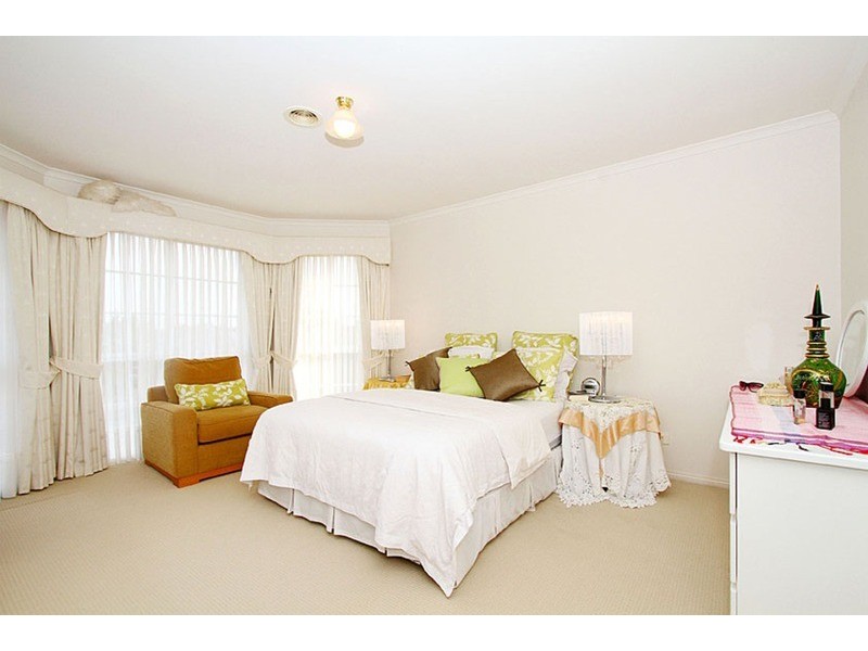 10 Roseberry  Avenue, Keilor Downs VIC 3038