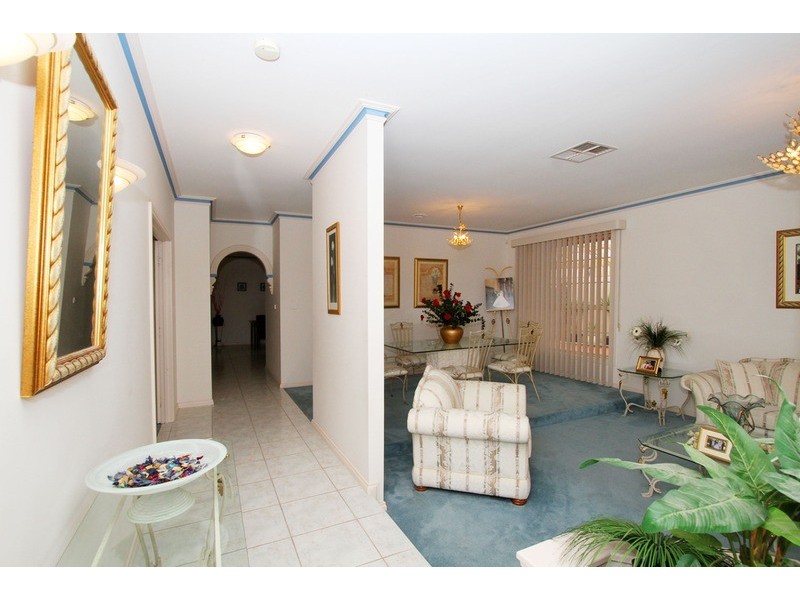 6 Cassowary Close, Taylors Lakes VIC 3038