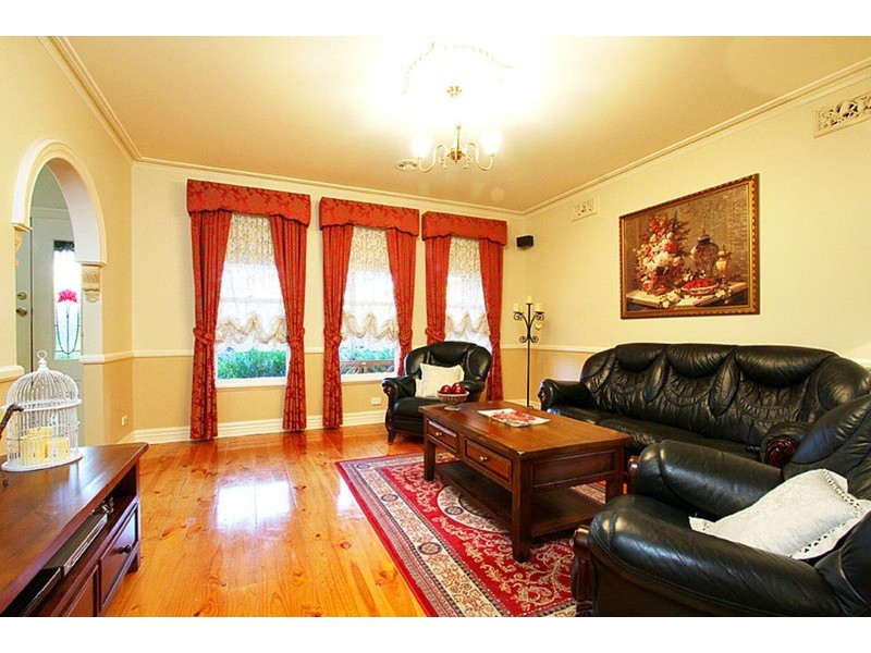 8 Peradon Way, Hillside VIC 3037