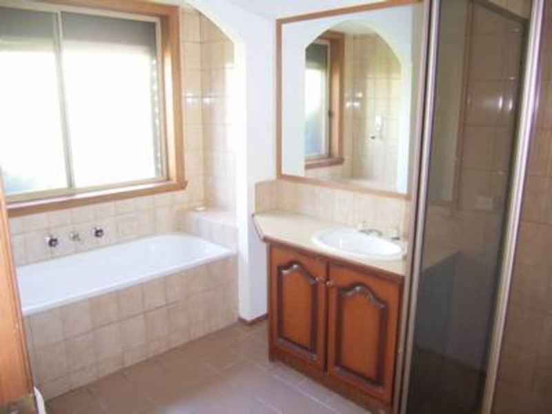 6 Beaumont Court, Sydenham VIC 3037