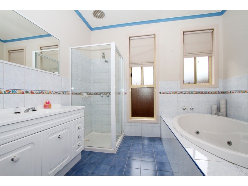 6 Cassowary  Close, Taylors Lakes VIC 3038