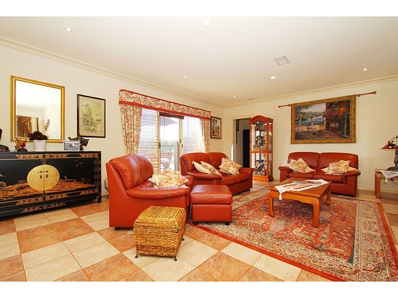 19 Mackenzie  Close, Taylors Lakes VIC 3038