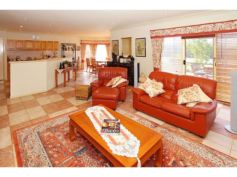 19 Mackenzie  Close, Taylors Lakes VIC 3038