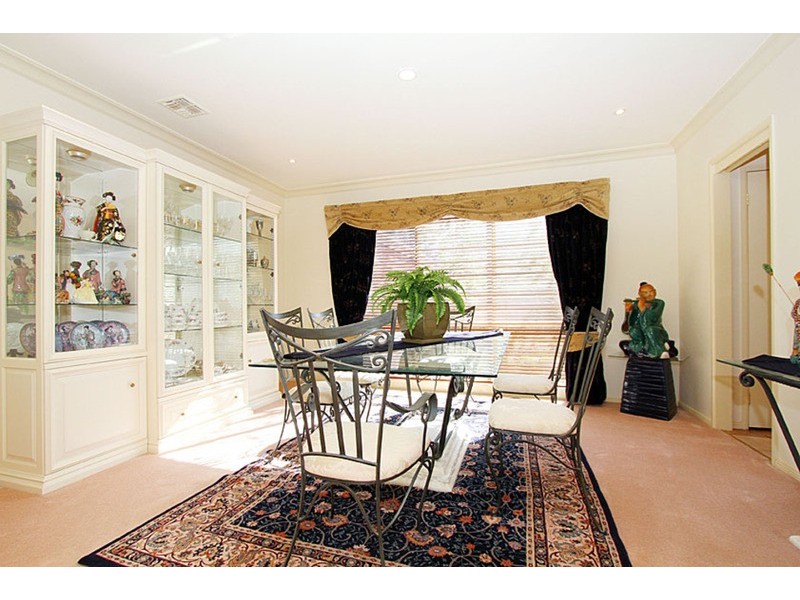 19 Mackenzie  Close, Taylors Lakes VIC 3038