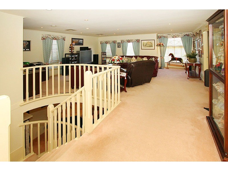 19 Mackenzie  Close, Taylors Lakes VIC 3038