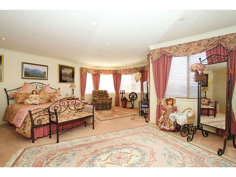 19 Mackenzie  Close, Taylors Lakes VIC 3038