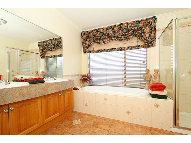 19 Mackenzie  Close, Taylors Lakes VIC 3038