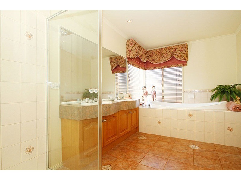 19 Mackenzie  Close, Taylors Lakes VIC 3038