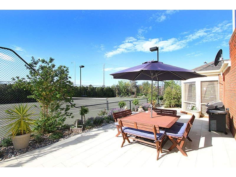 19 Mackenzie  Close, Taylors Lakes VIC 3038