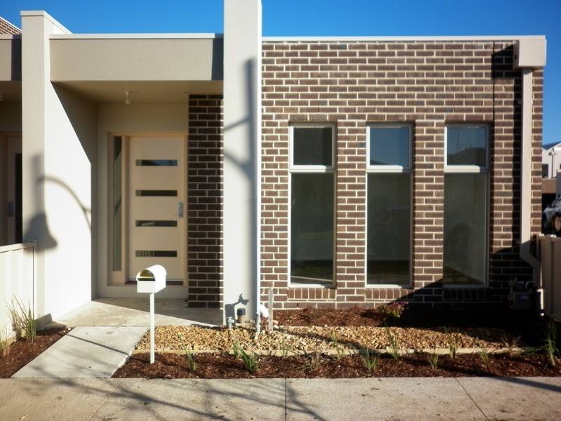 17/1 The Entrance, Caroline Springs VIC 3023