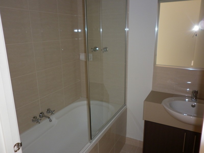 17/1 The Entrance, Caroline Springs VIC 3023