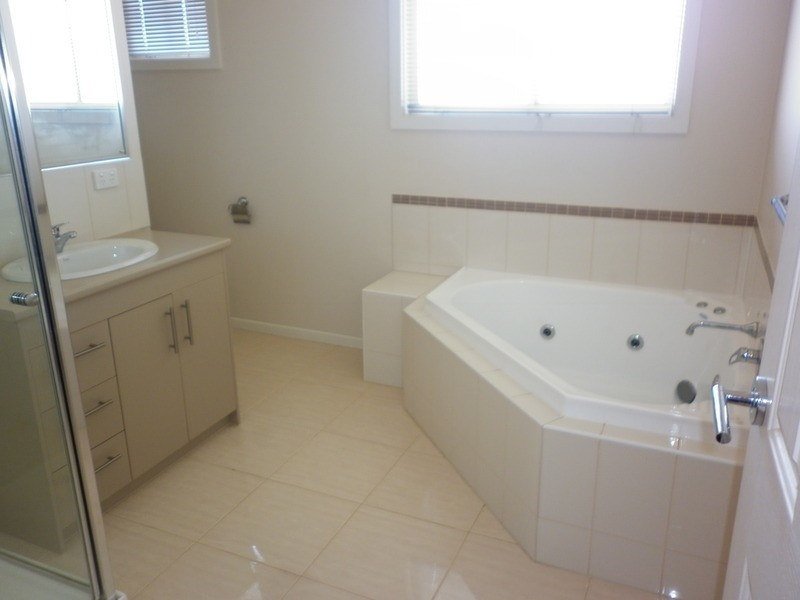 3/1a Thorogood  Court, Taylors Lakes VIC 3038