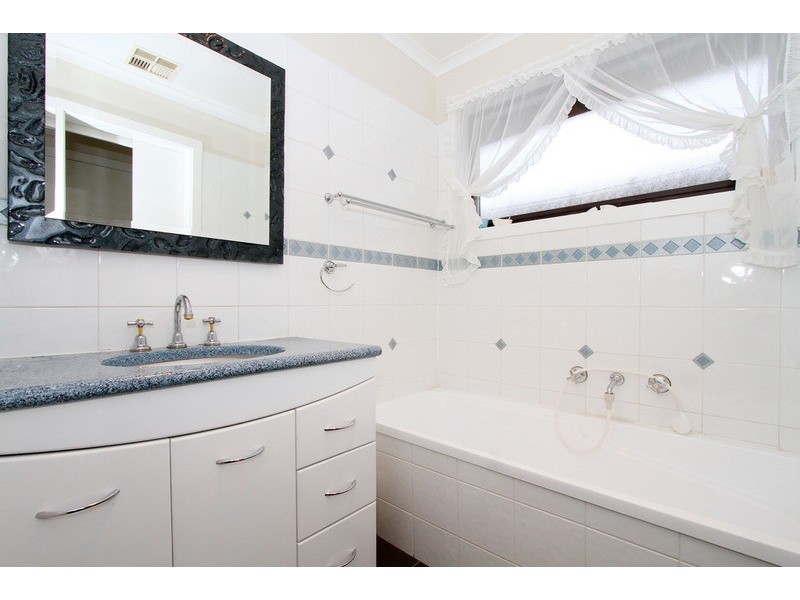 2 Chatham Place, Kings Park VIC 3021