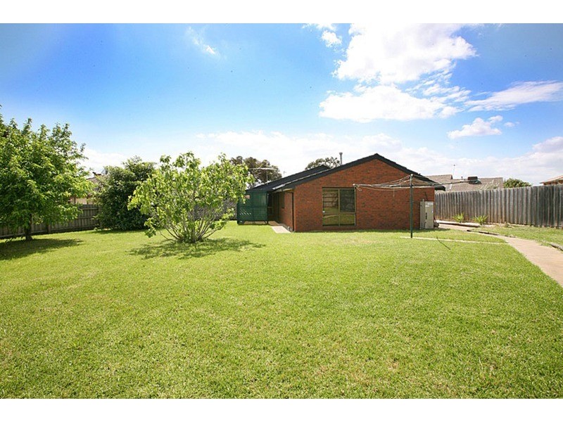 17 Willandra Court, Taylors Lakes VIC 3038