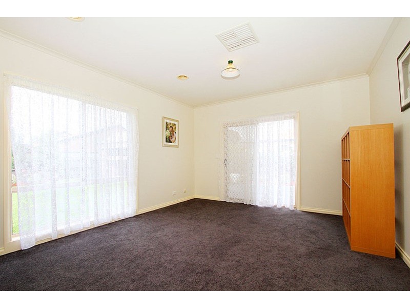 5 Solent Crescent, Taylors Lakes VIC 3038