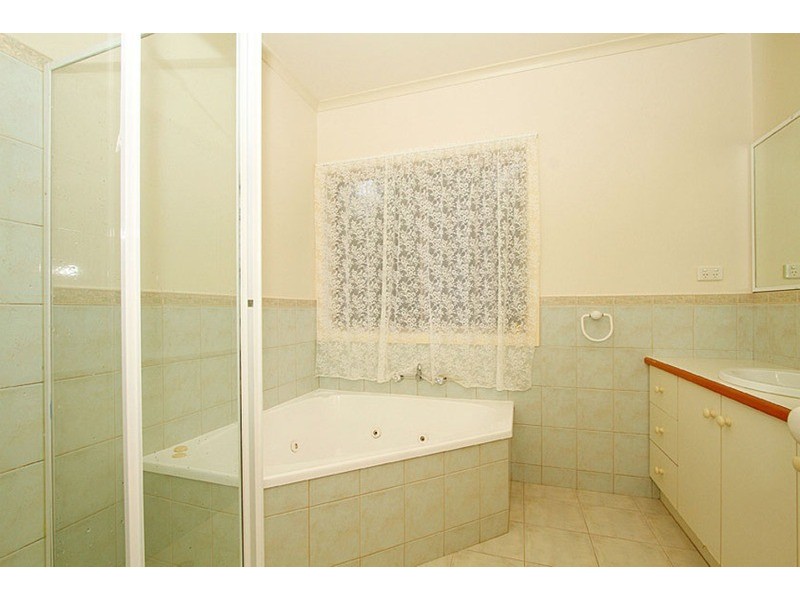 5 Solent Crescent, Taylors Lakes VIC 3038