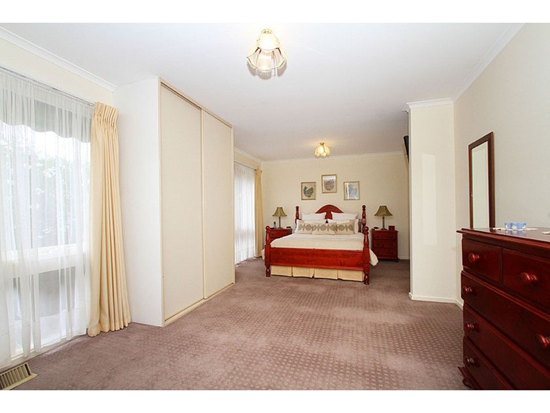 13 Mungana Court, Taylors Lakes VIC 3038