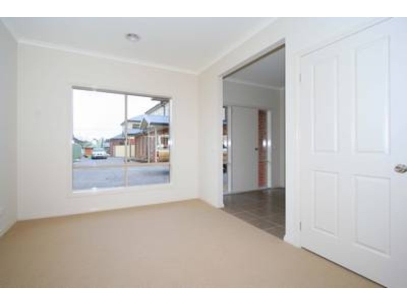 4/12 Buckingham Street, Sydenham VIC 3037