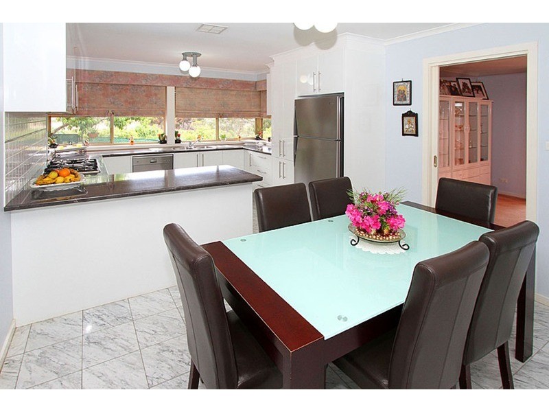 14 Dutchman  Court, Taylors Lakes VIC 3038