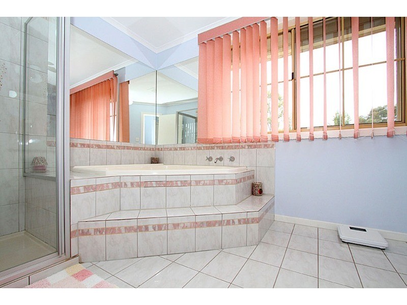 14 Dutchman  Court, Taylors Lakes VIC 3038