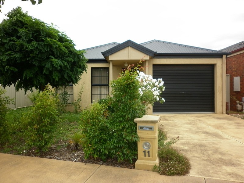 11 Elphinstone Way, Caroline Springs VIC 3023