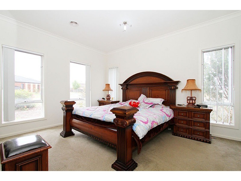 46 Queens  Parade, Hillside VIC 3037