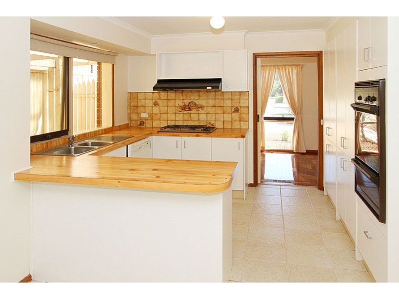 9 Santa Monica  Drive, Taylors Lakes VIC 3038