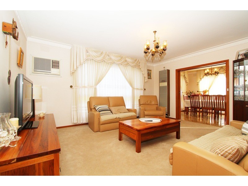 10 Leavesdon Avenue, Kealba VIC 3021