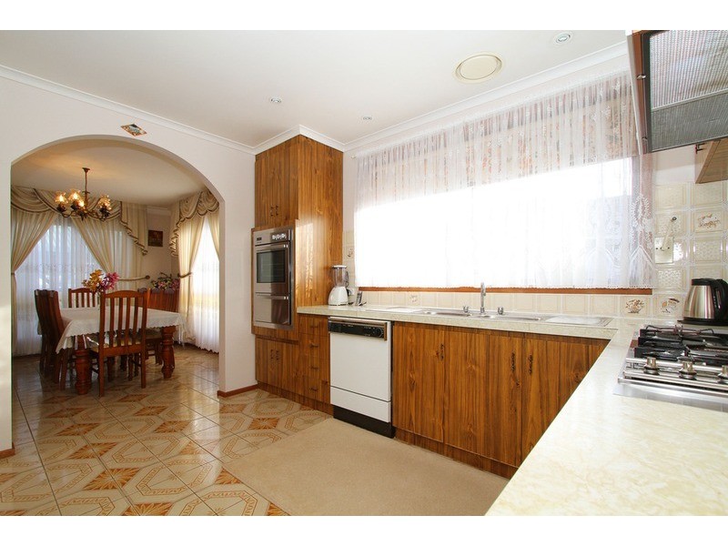 10 Leavesdon Avenue, Kealba VIC 3021