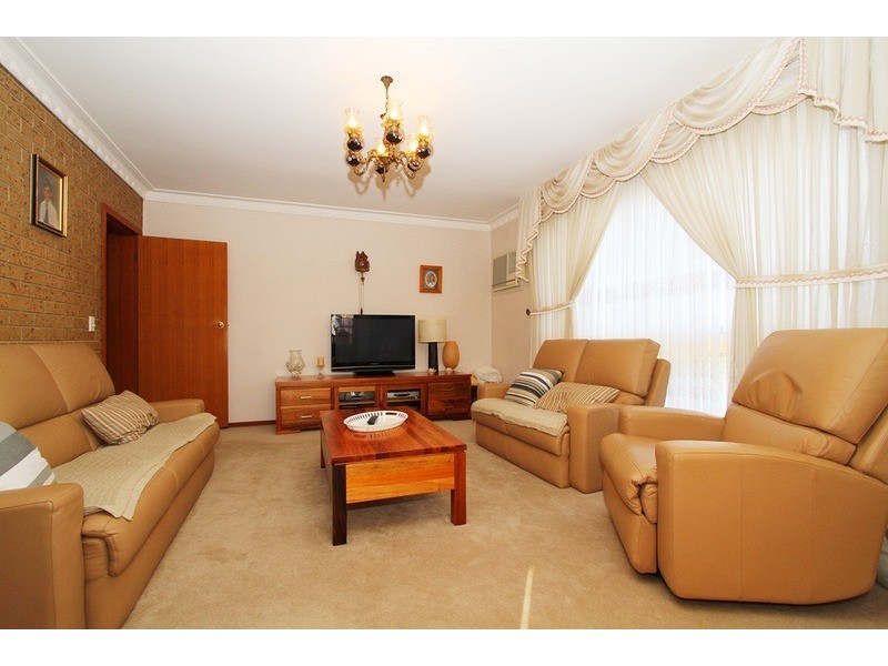 10 Leavesdon Avenue, Kealba VIC 3021