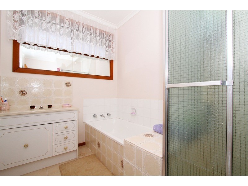 10 Leavesdon Avenue, Kealba VIC 3021