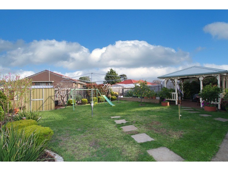 10 Leavesdon Avenue, Kealba VIC 3021