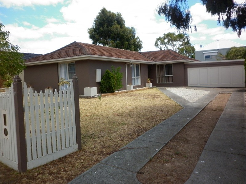 11 Chichester  Drive, Taylors Lakes VIC 3038