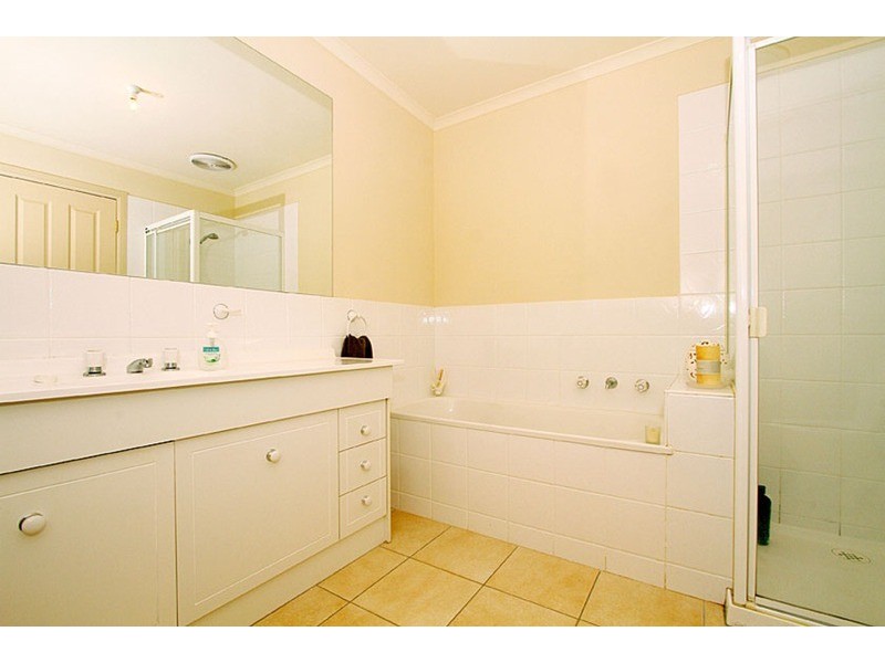 10/28 Ozzimo Drive, Hillside VIC 3037