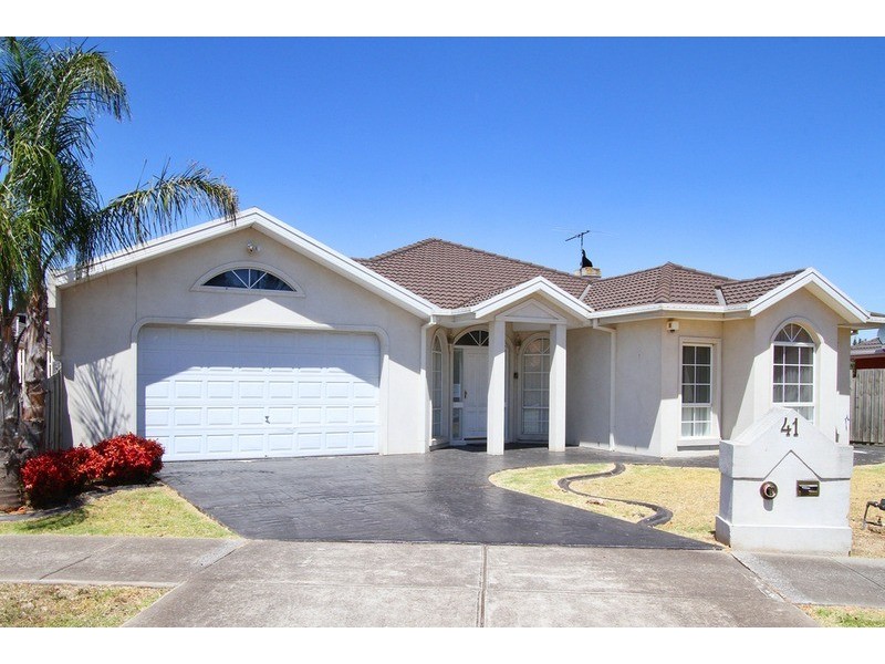 41 Pintail Crescent, Taylors Lakes VIC 3038