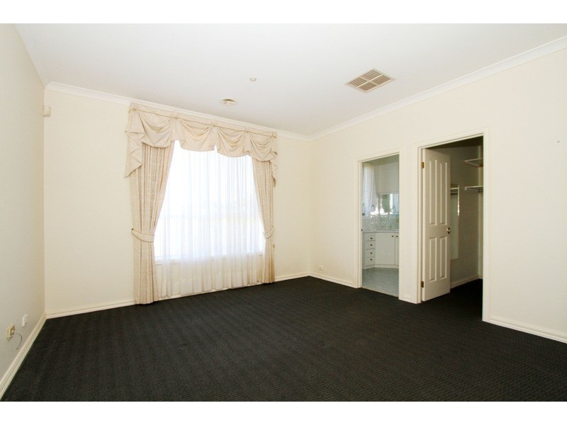 41 Pintail Crescent, Taylors Lakes VIC 3038