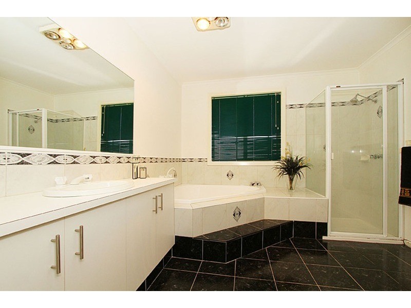 30 Royal Crescent, Hillside VIC 3037